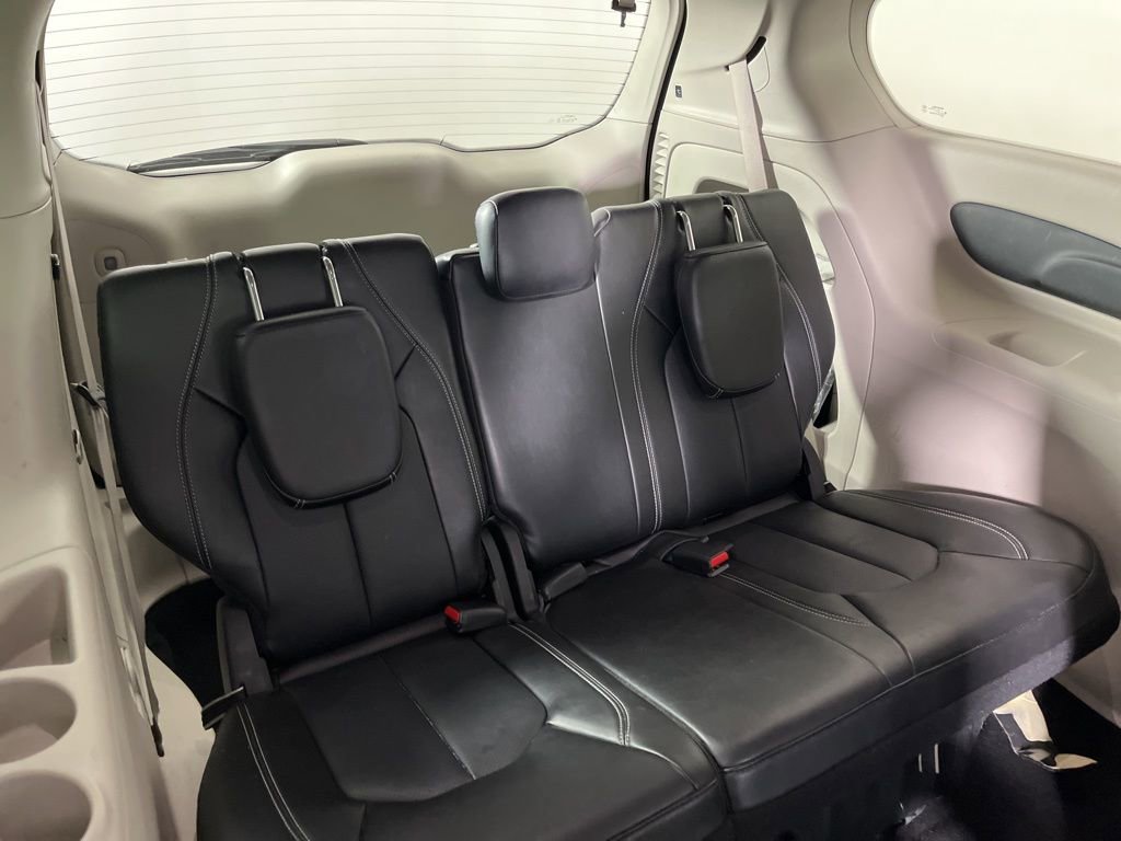 Used 2024 Chrysler Pacifica Touring-L image 9