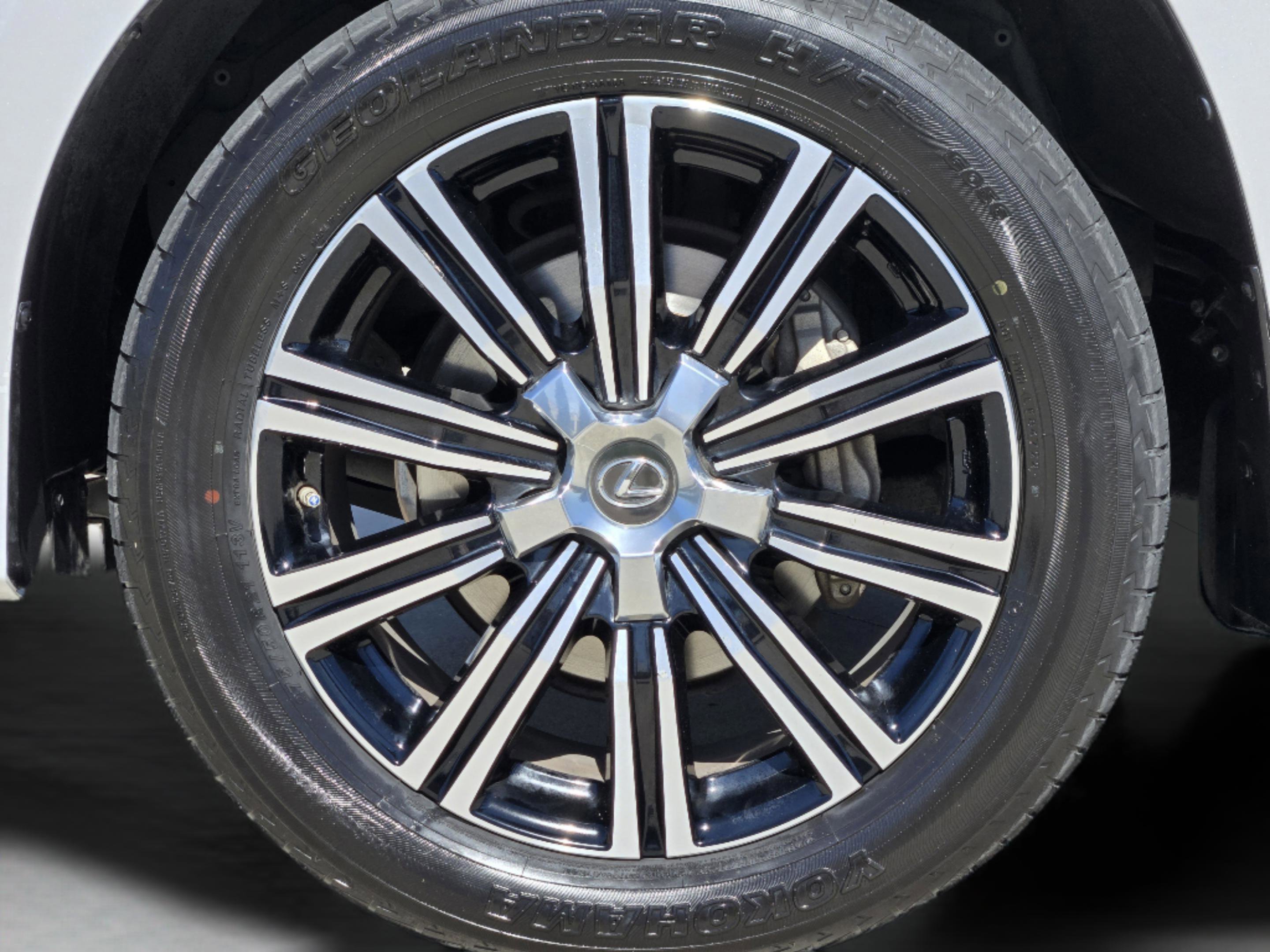 Used 2020 Lexus LX 570 4WD w/ Luxury Package image 17