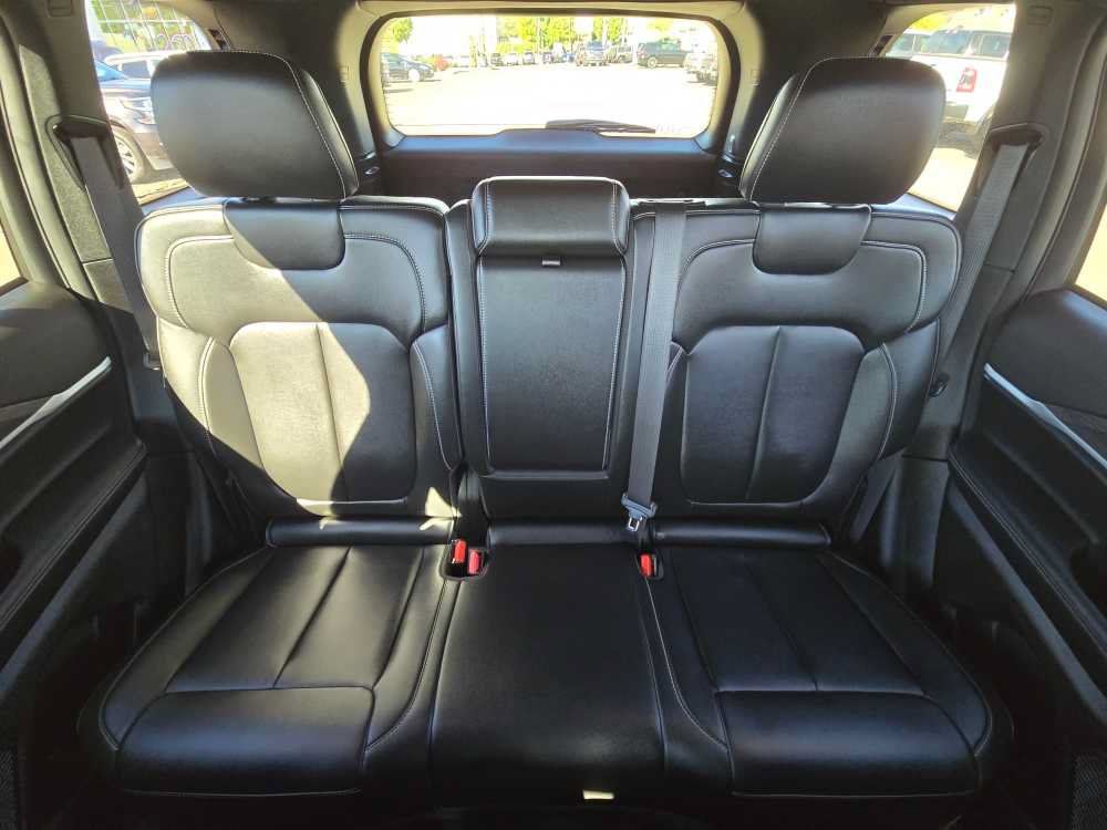 Used 2025 Jeep Grand Cherokee Limited w/ Black Appearance Package AWD/4WD image 17