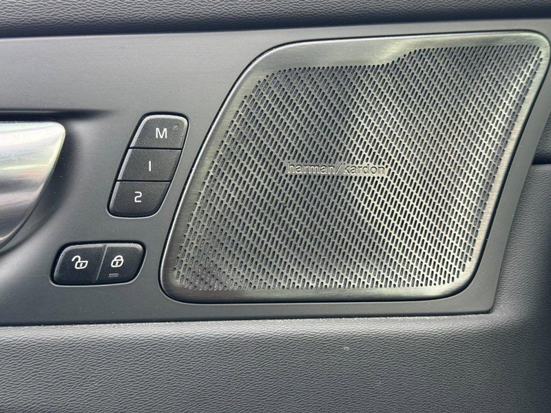 Certified 2023 Volvo XC60 B6 Ultimate w/ Climate Package image 17