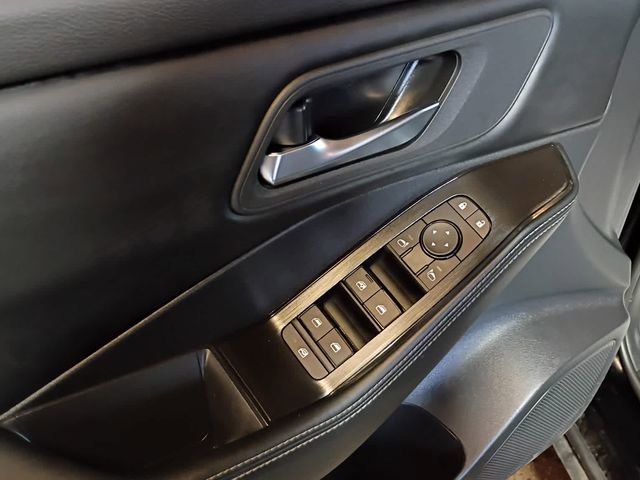 Used 2025 Nissan Rogue SV AWD/4WD image 15