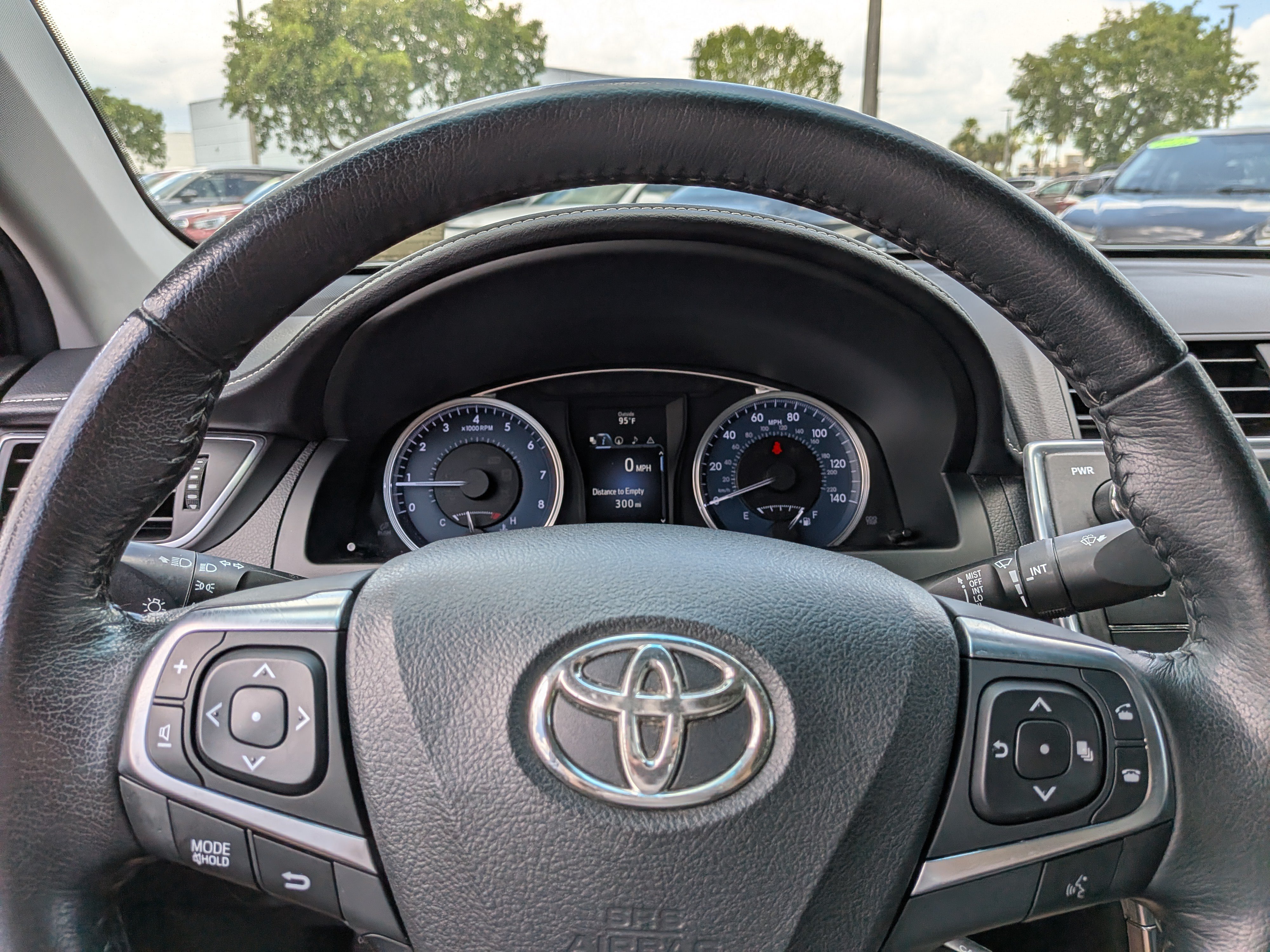 Used 2015 Toyota Camry XLE w/ Moonroof Package FWD image 25