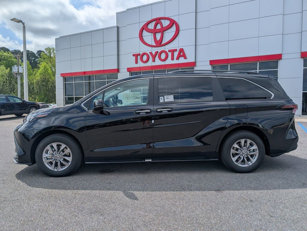 New 2026 Toyota Sienna XLE image 2