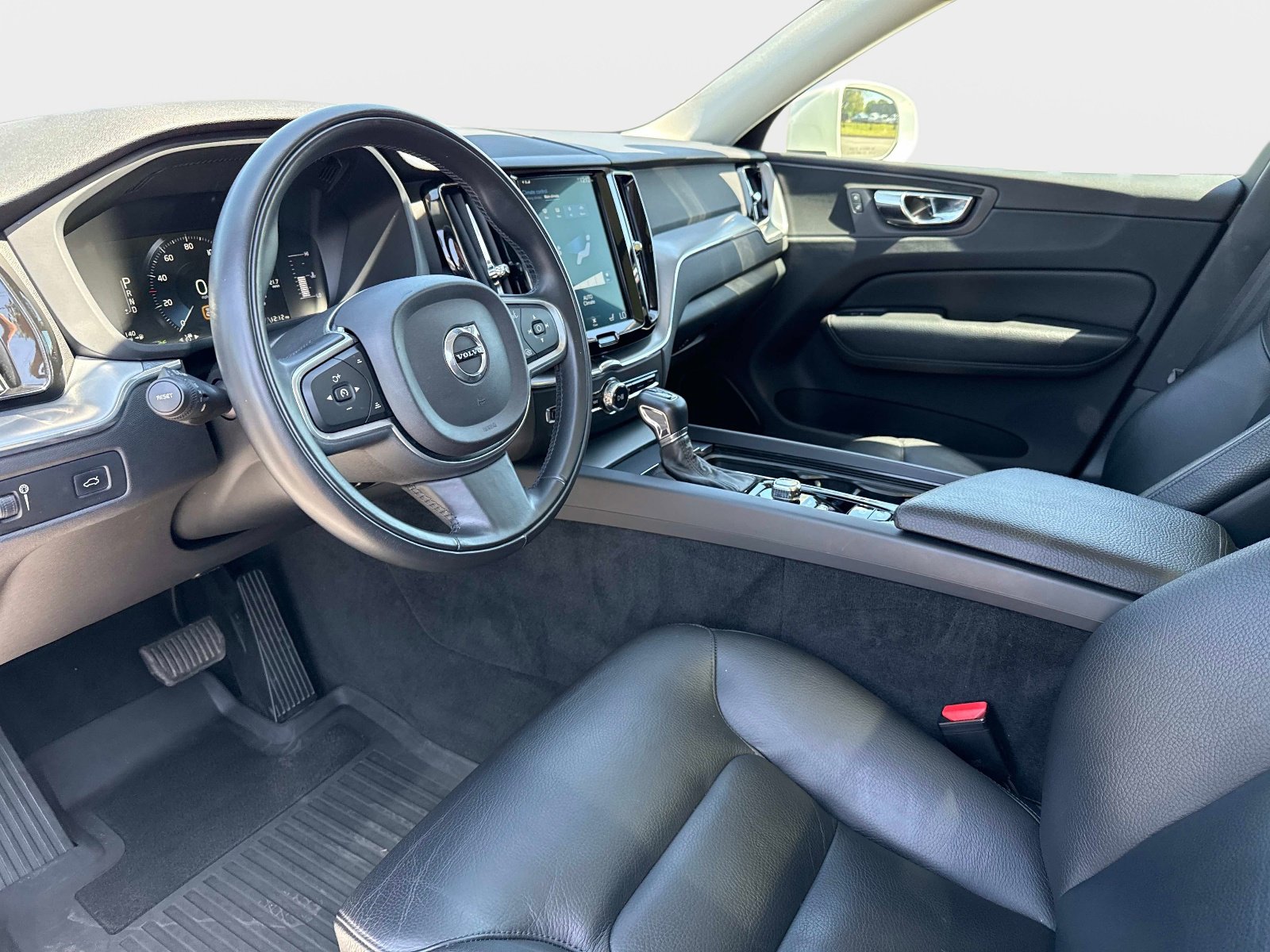 Used 2018 Volvo XC60 T5 Momentum w/ Convenience Package AWD/4WD image 33