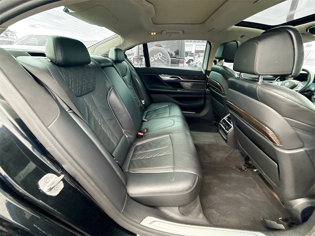 Used 2022 BMW 750i xDrive w/ Executive Package image 32