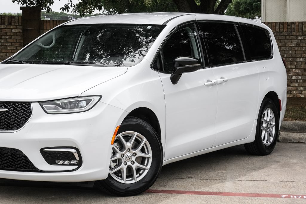 Used 2024 Chrysler Pacifica Touring-L FWD image 13