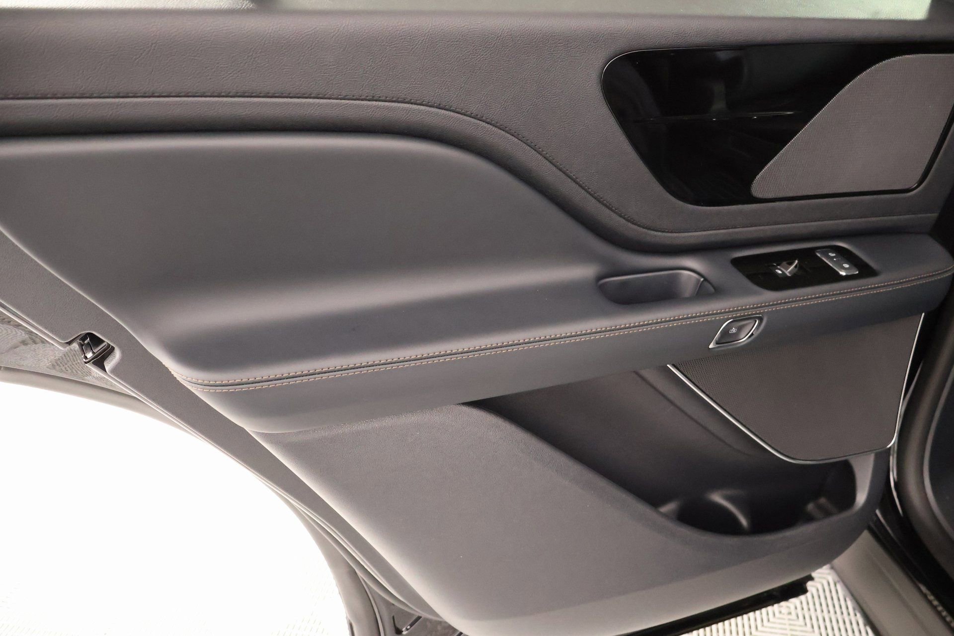New 2026 Lincoln Aviator AWD w/ Jet Appearance Package image 17