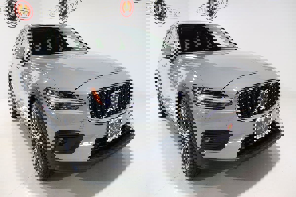 Used 2025 Volvo V60 B5 Cross Country Plus image 19