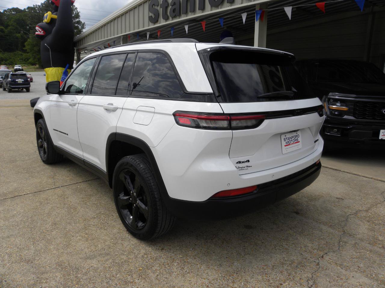 Used 2023 Jeep Grand Cherokee Limited w/ Black Appearance Package AWD/4WD image 7