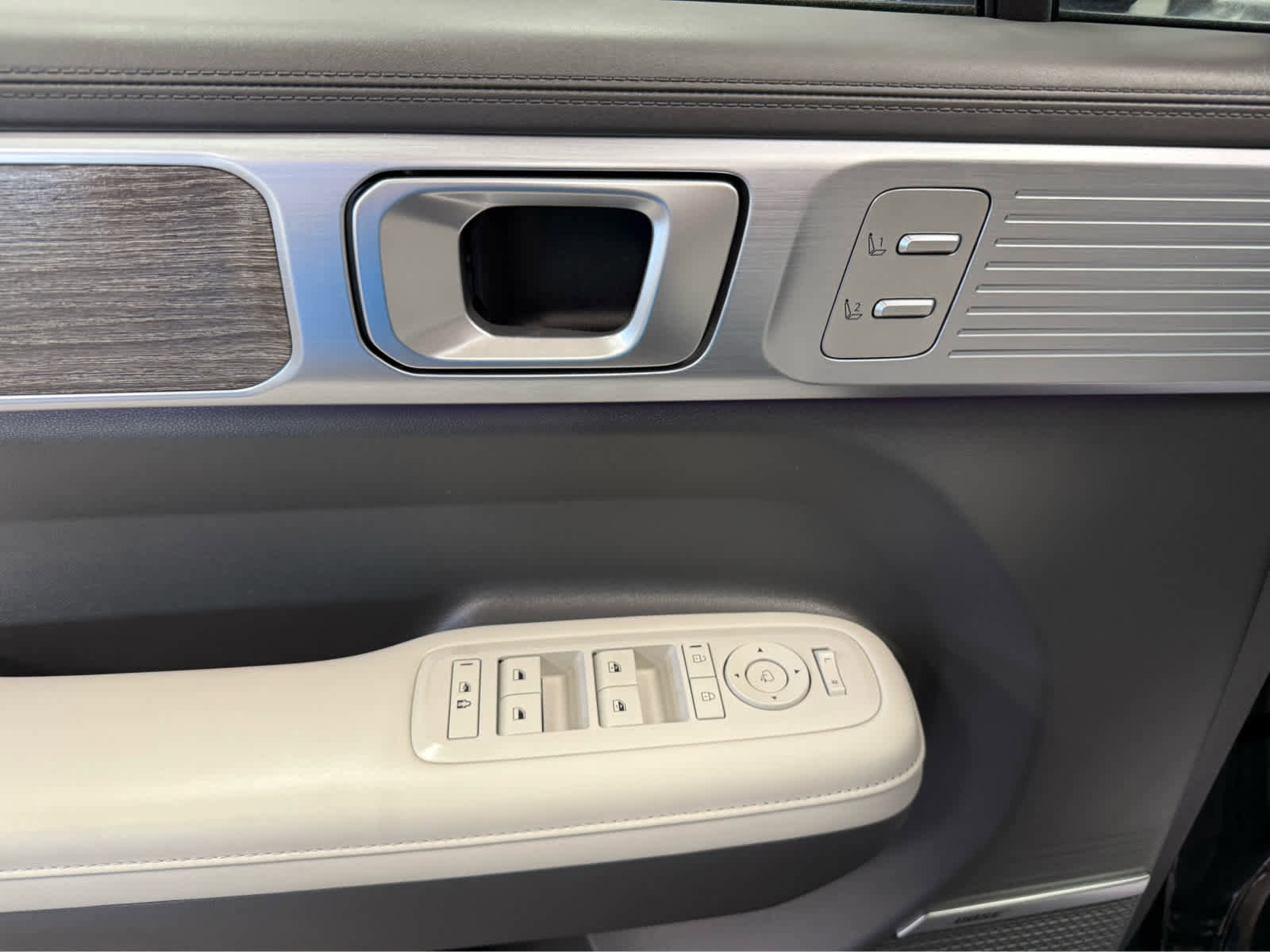 Used 2024 Hyundai Santa Fe Limited image 10