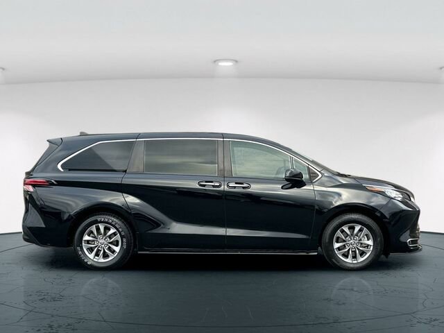 Used 2022 Toyota Sienna XLE image 7