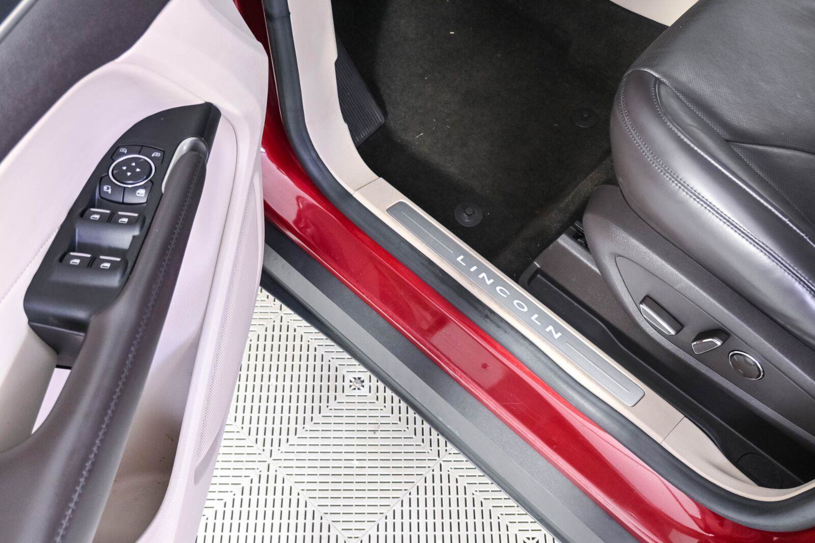 Used 2019 Lincoln MKC Reserve w/ MKC Technology Package FWD image 7