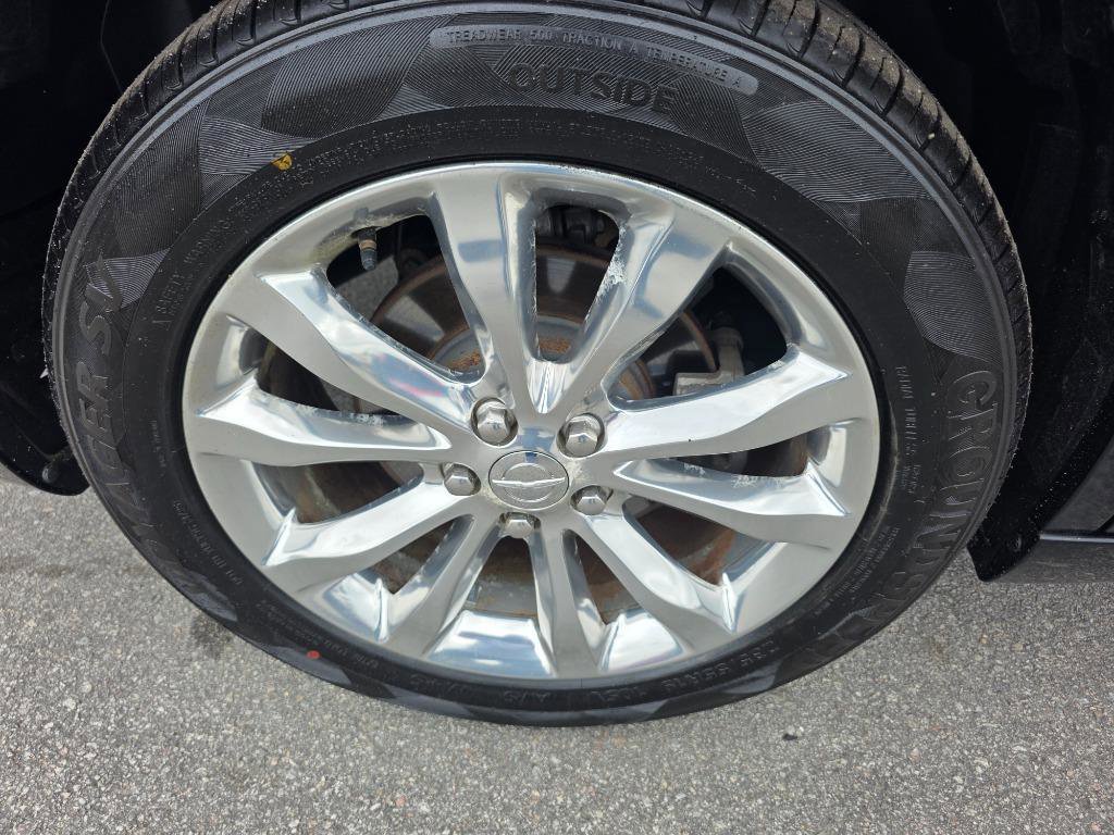 Used 2017 Chrysler 300 C w/ Light Group image 22