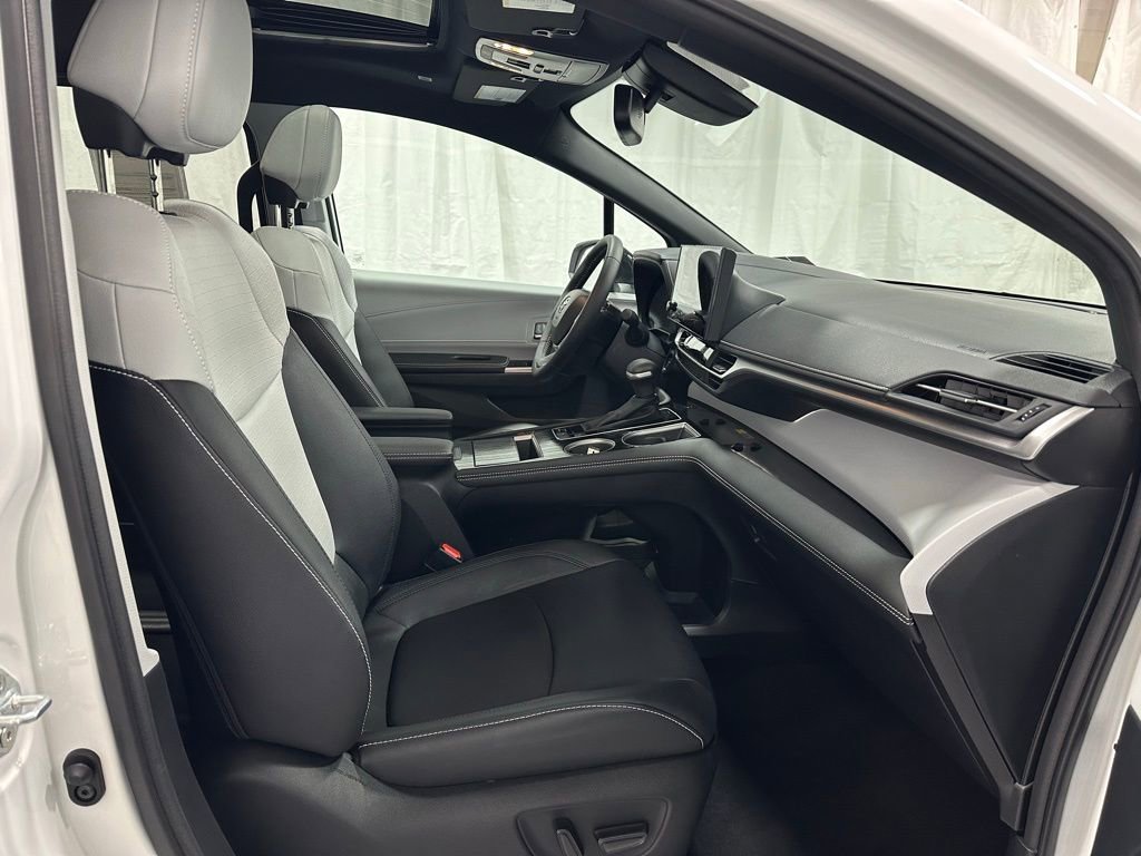 Used 2025 Toyota Sienna XSE image 66