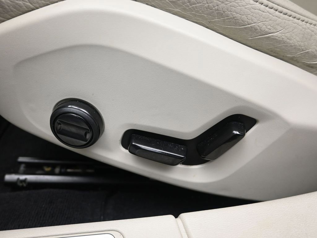 Used 2021 Volvo S60 T5 Momentum w/ Premium Package image 17