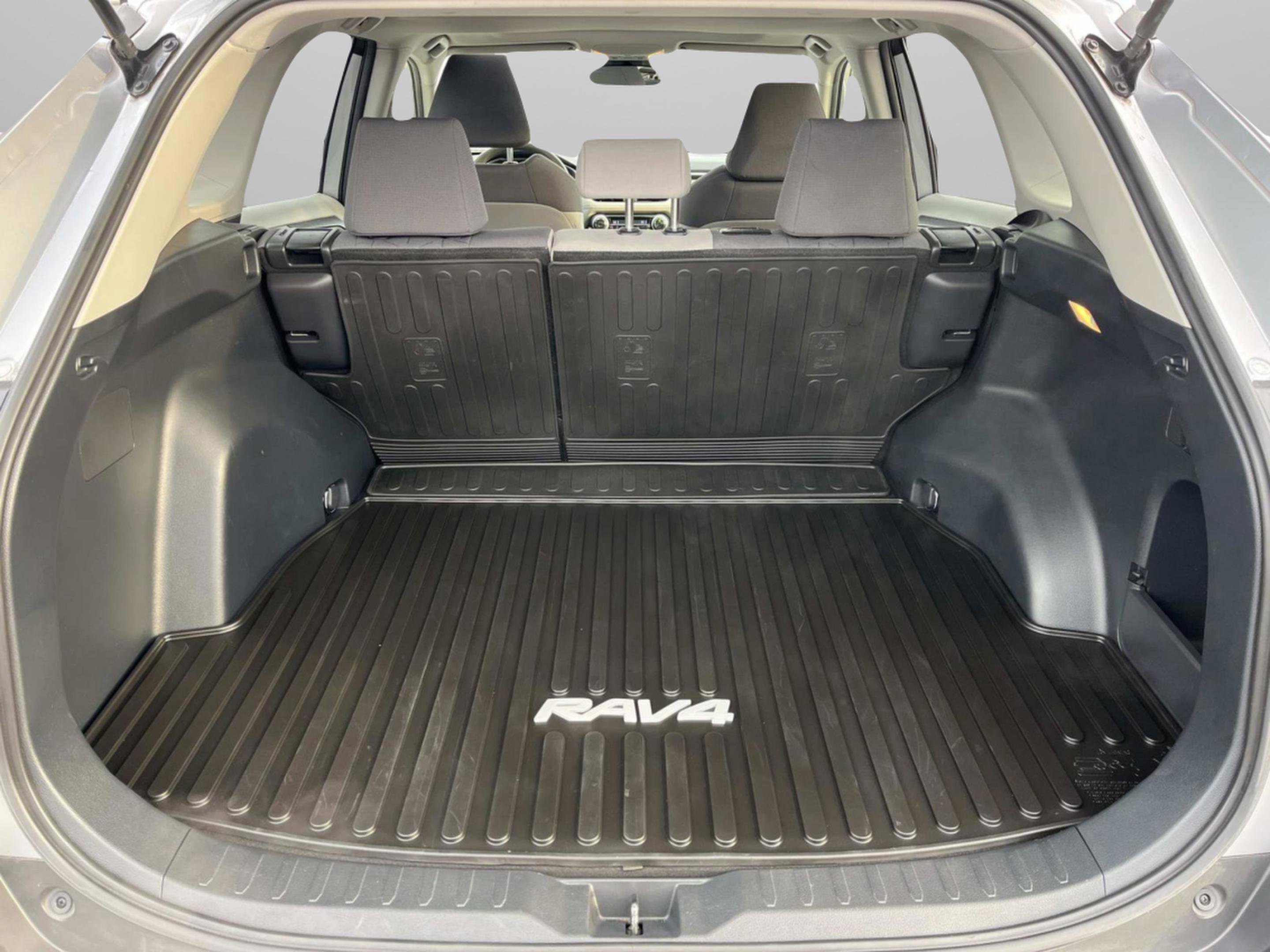 Used 2019 Toyota RAV4 XLE w/ Phone Cable & Charge Package image 11