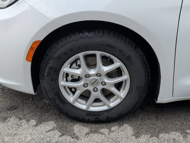 Used 2024 Chrysler Pacifica Touring-L FWD image 33