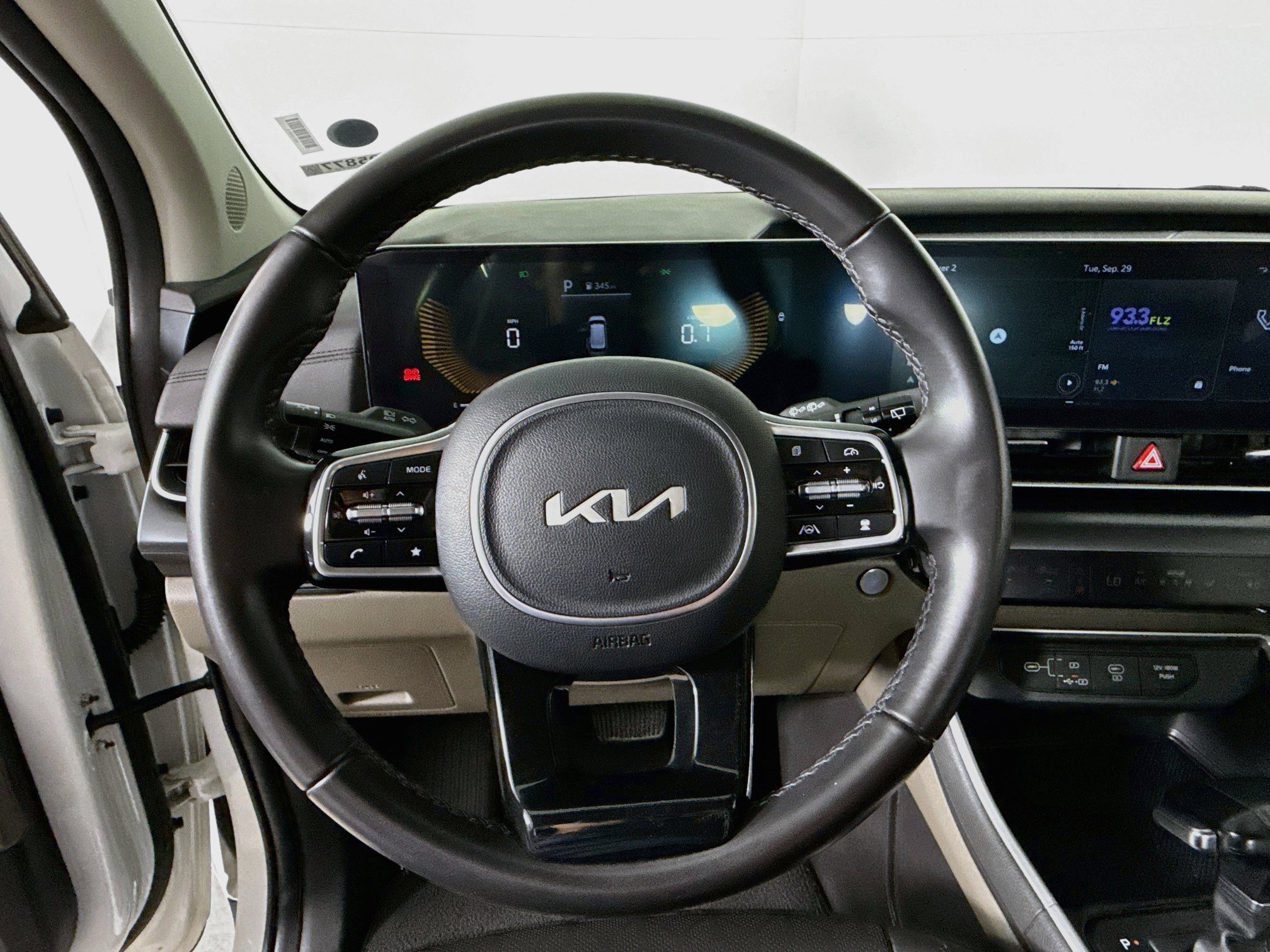 Used 2025 Kia Carnival FWD image 11