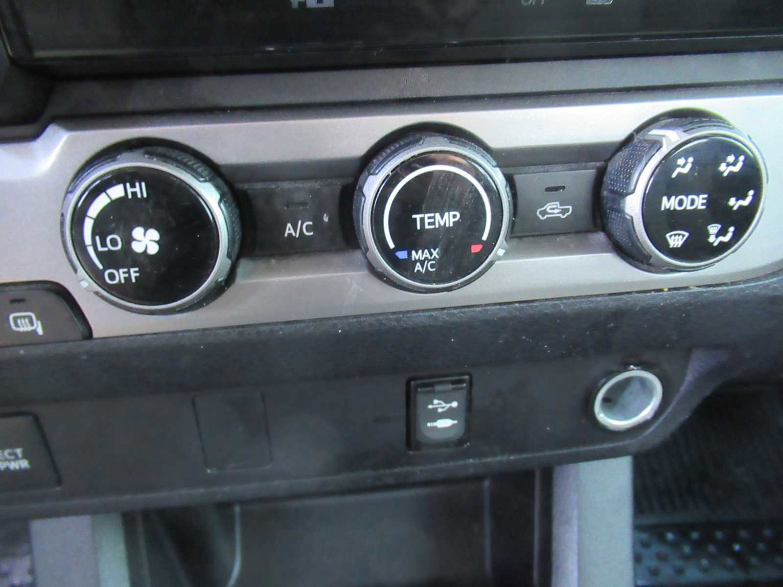 Used 2016 Toyota Tacoma SR5 w/ Towing Package image 29