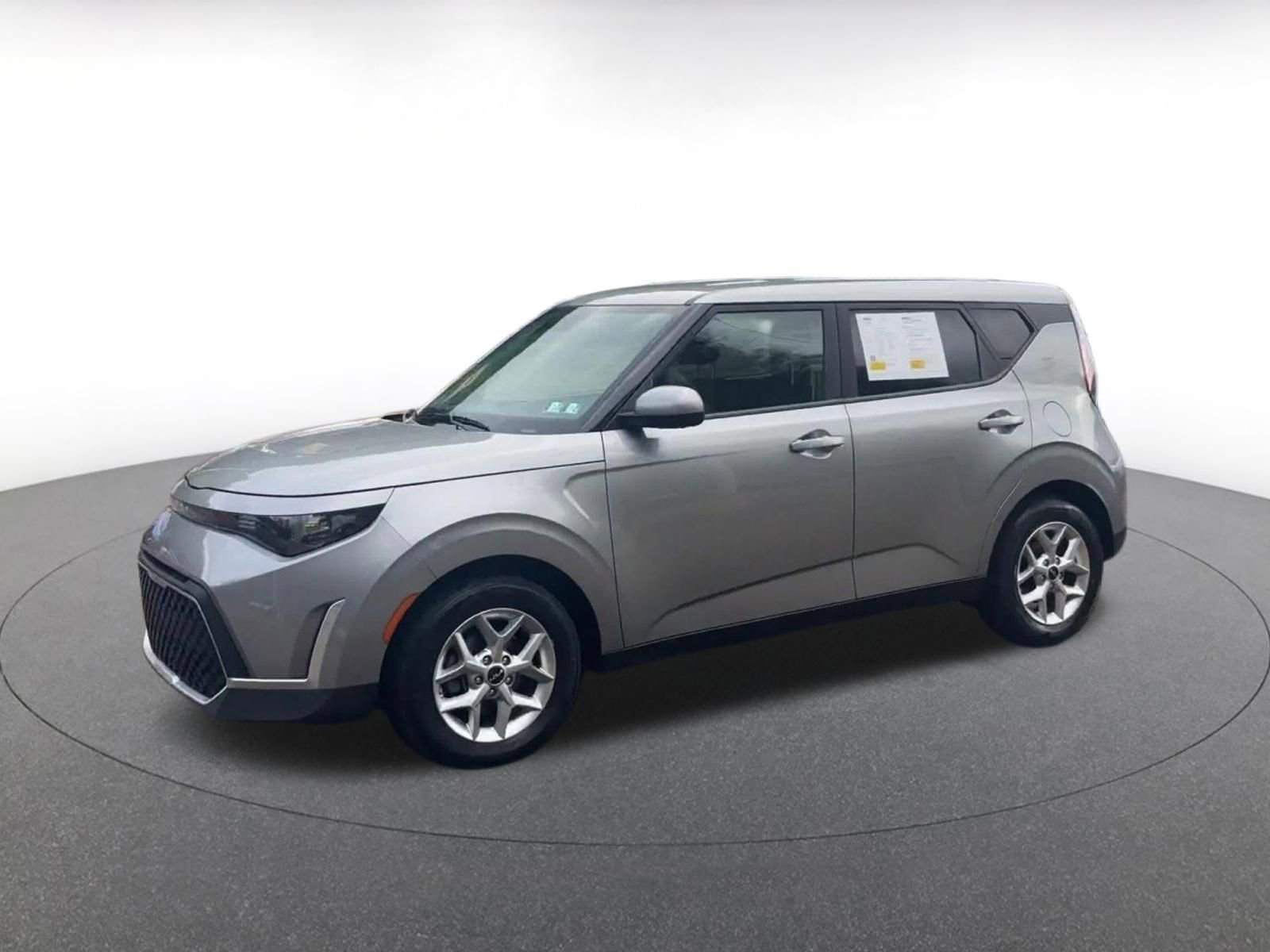 Used 2025 Kia Soul LX w/ LX Technology Package FWD image 8