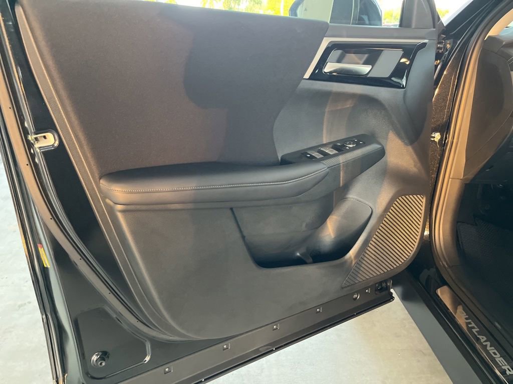 Used 2024 Mitsubishi Outlander ES image 27