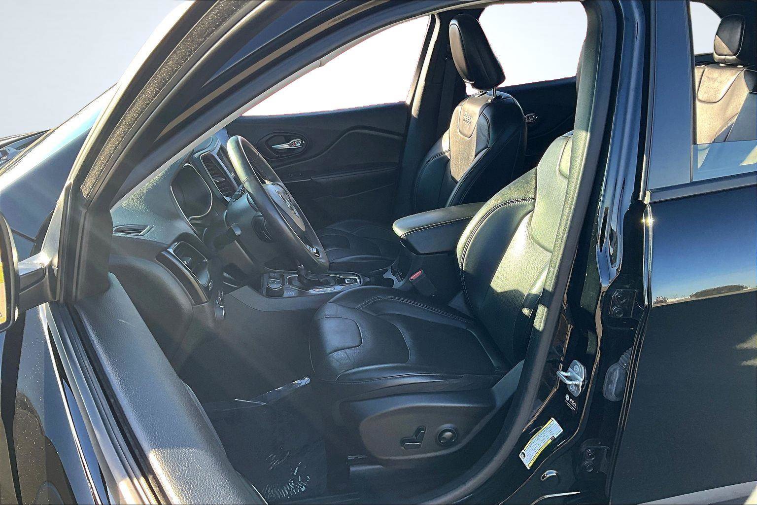 Used 2023 Jeep Cherokee Altitude Lux image 25