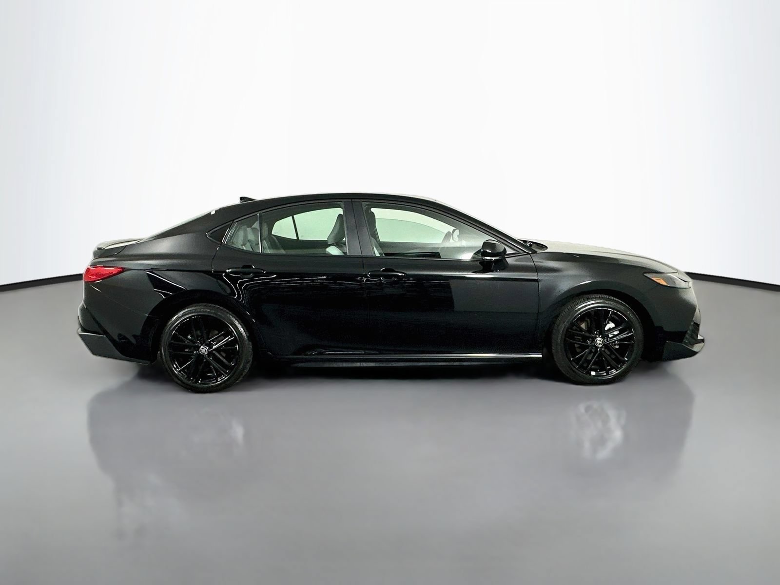 Used 2025 Toyota Camry SE FWD image 8