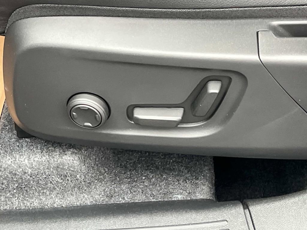New 2026 Volvo XC40 B4 Core w/ Climate Package image 22