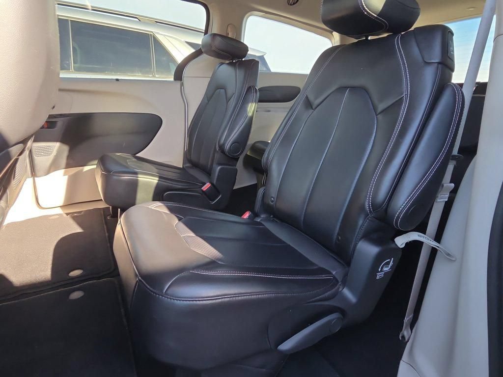 Used 2024 Chrysler Pacifica Touring-L FWD image 9