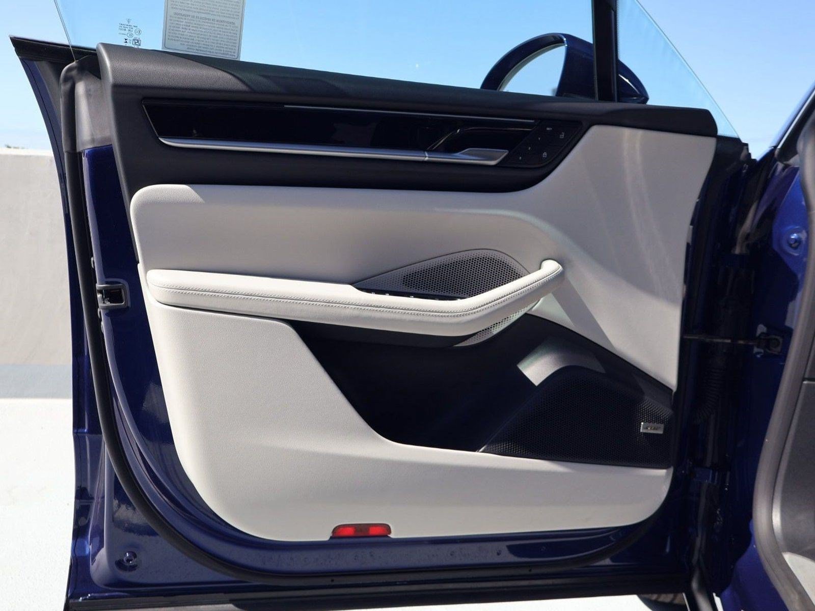 Certified 2025 Porsche Macan Electric RWD image 13