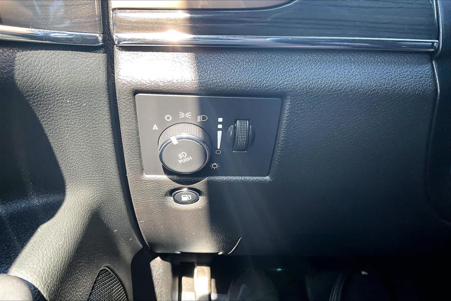 Used 2014 Jeep Grand Cherokee Overland AWD/4WD image 33