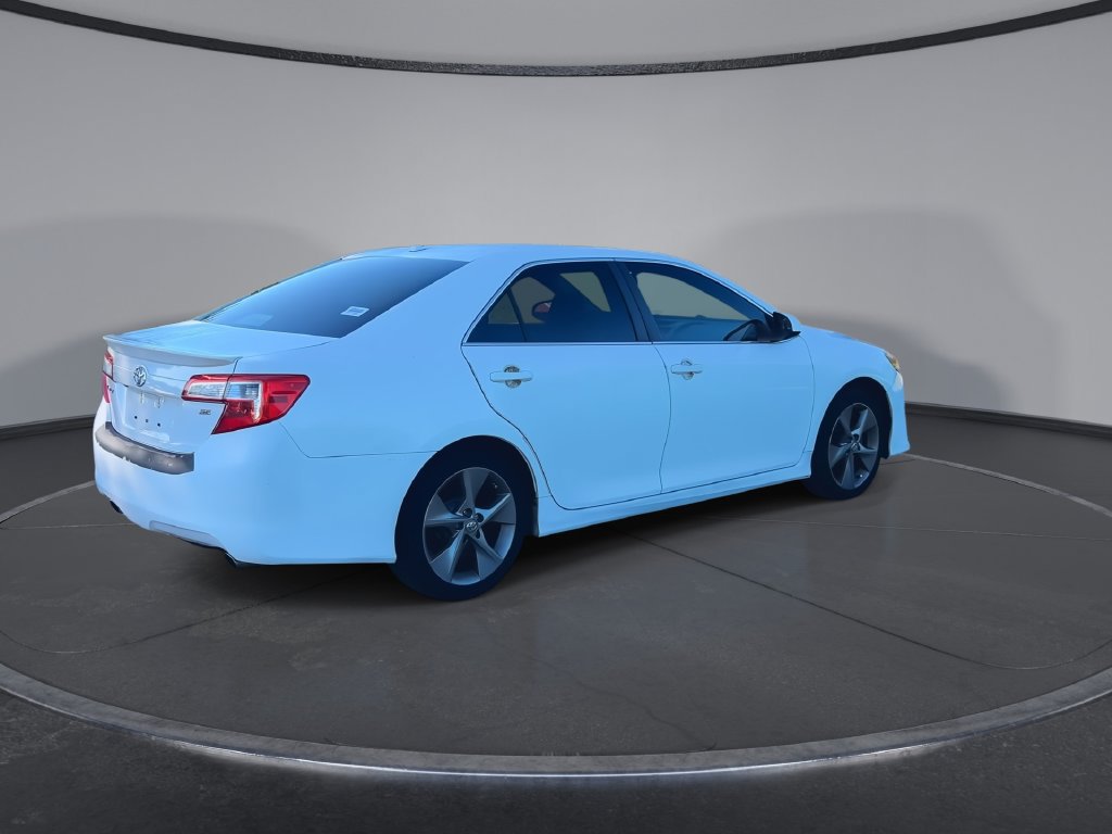 Used 2014 Toyota Camry SE w/ Moonroof Package FWD image 2