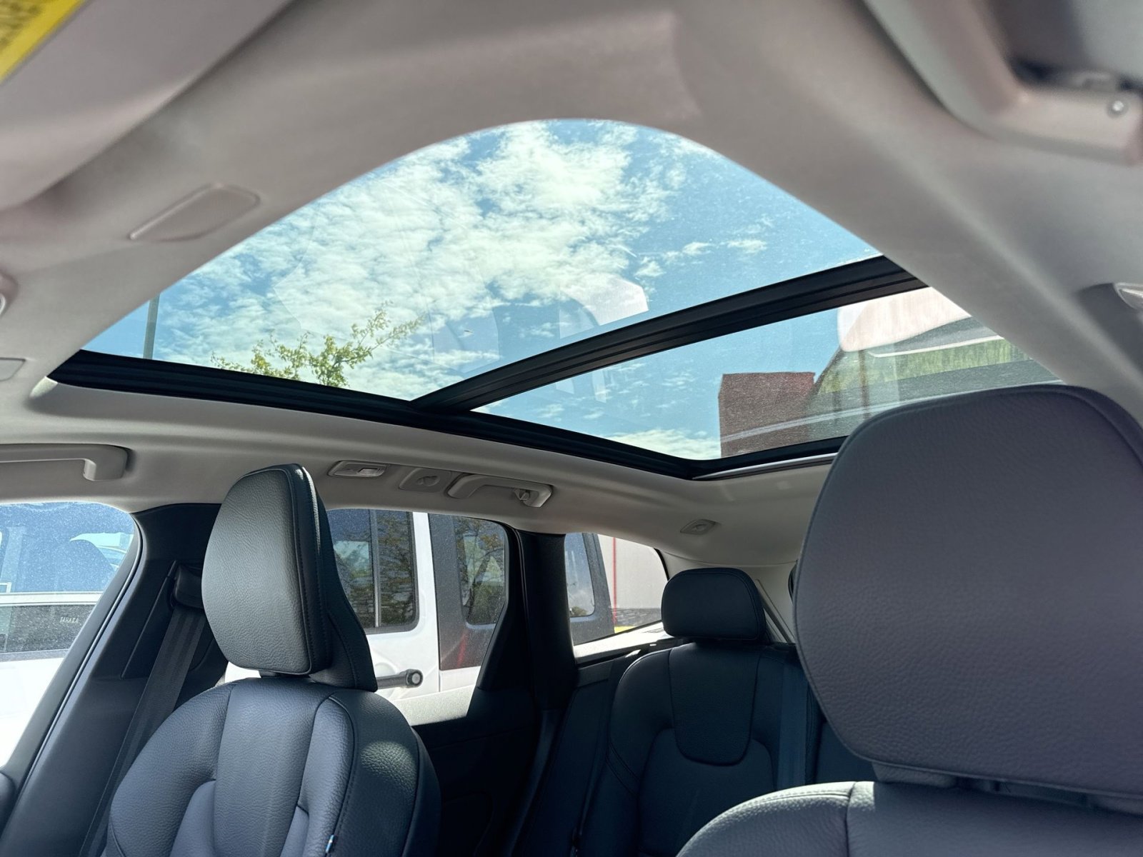 Certified 2023 Volvo XC60 B5 Plus AWD/4WD image 24