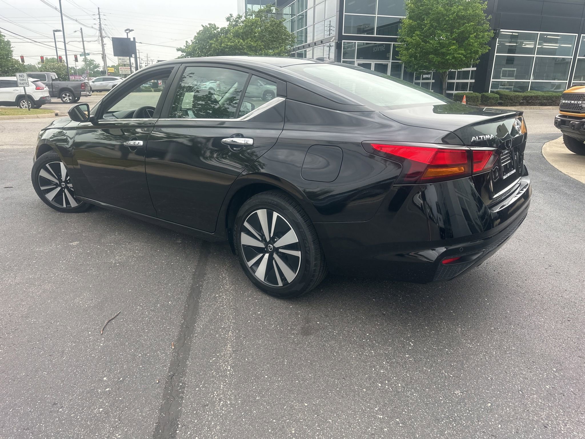 Used 2022 Nissan Altima 2.5 SV FWD image 2