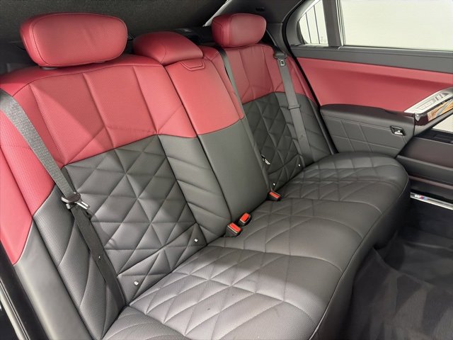 Used 2025 BMW 740i xDrive w/ Premium Package image 24