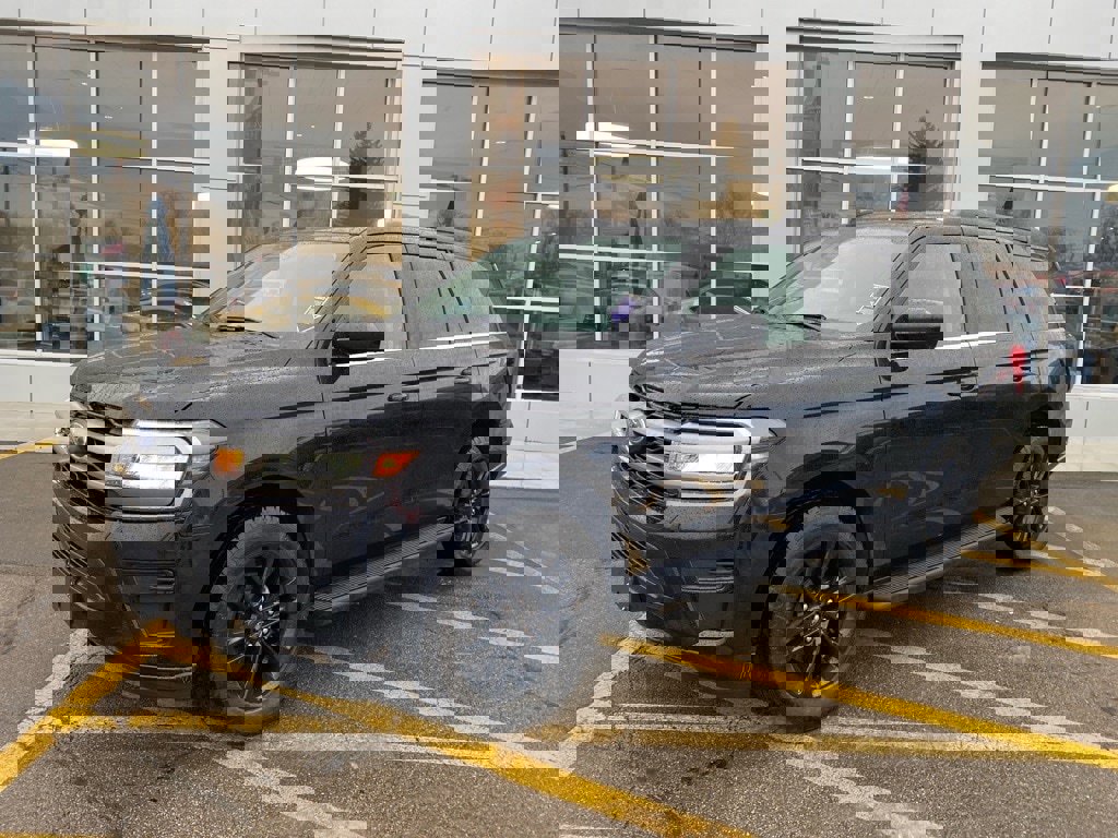 Used 2024 Ford Expedition XLT image 1