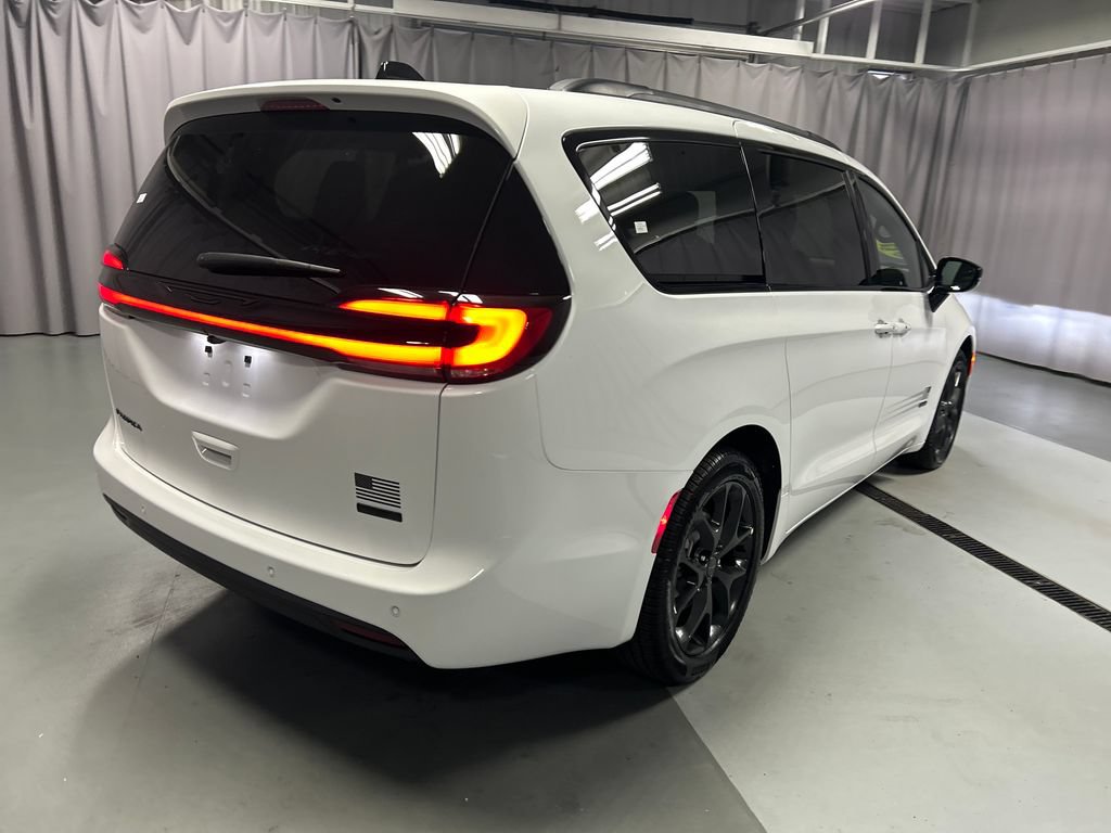 New 2027 Chrysler Pacifica Select FWD image 7