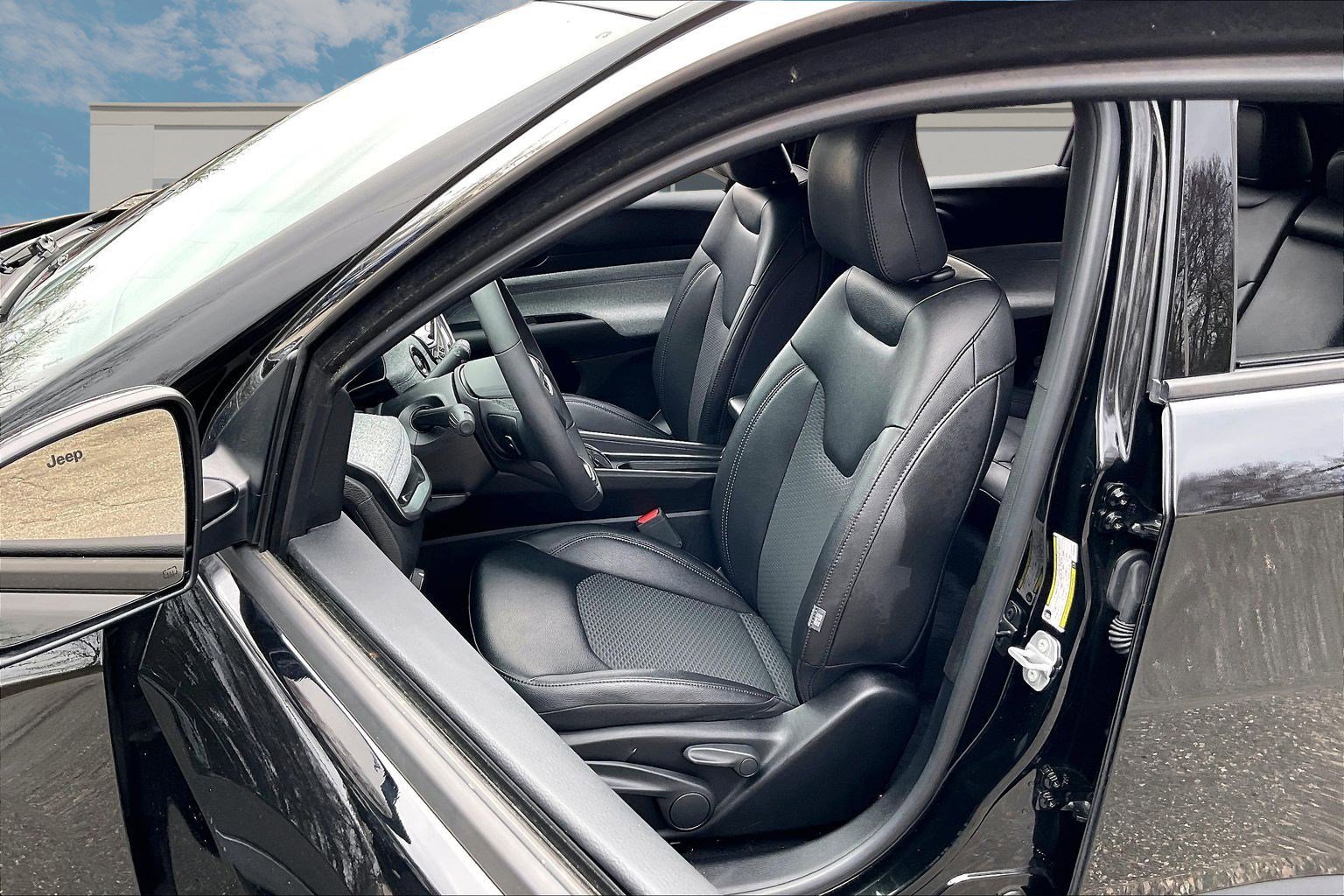 Certified 2025 Jeep Compass Latitude image 22