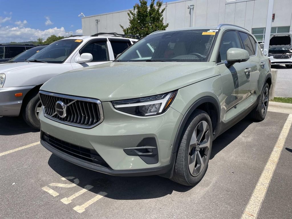 Used 2023 Volvo XC40 B5 Plus w/ Driver Assist Package AWD/4WD image 2