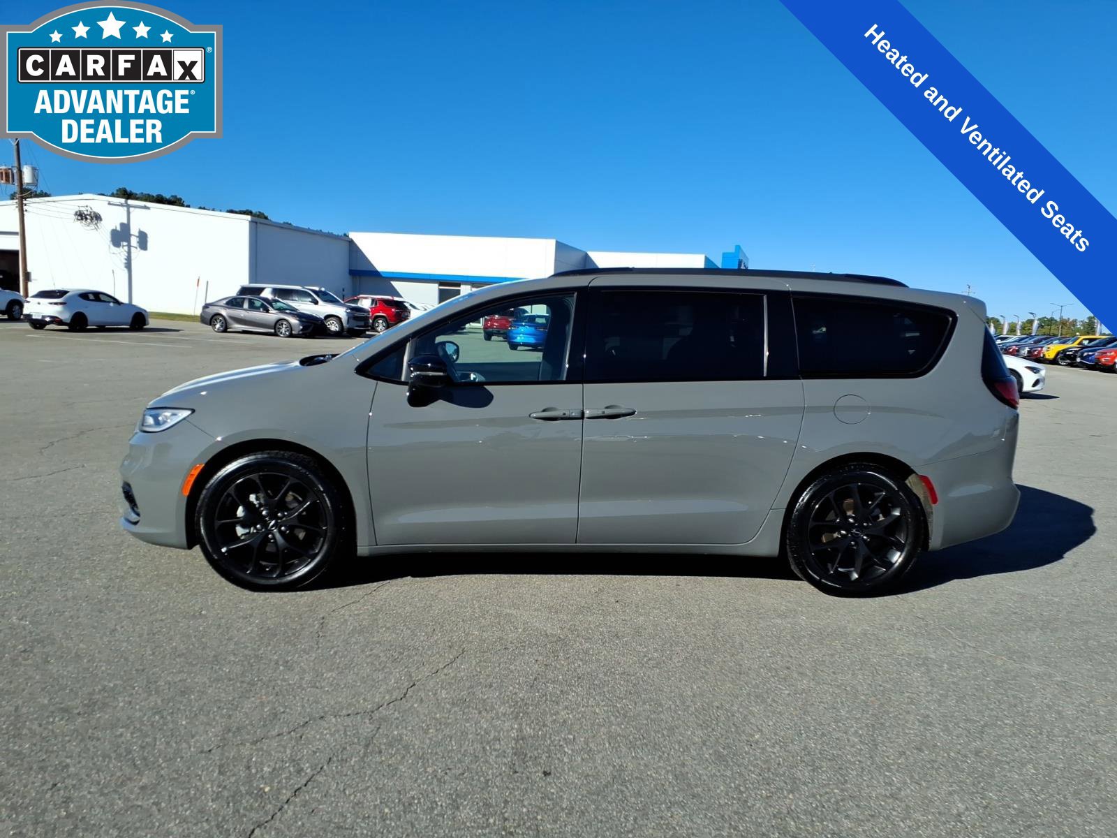 Used 2025 Chrysler Pacifica Limited FWD image 2