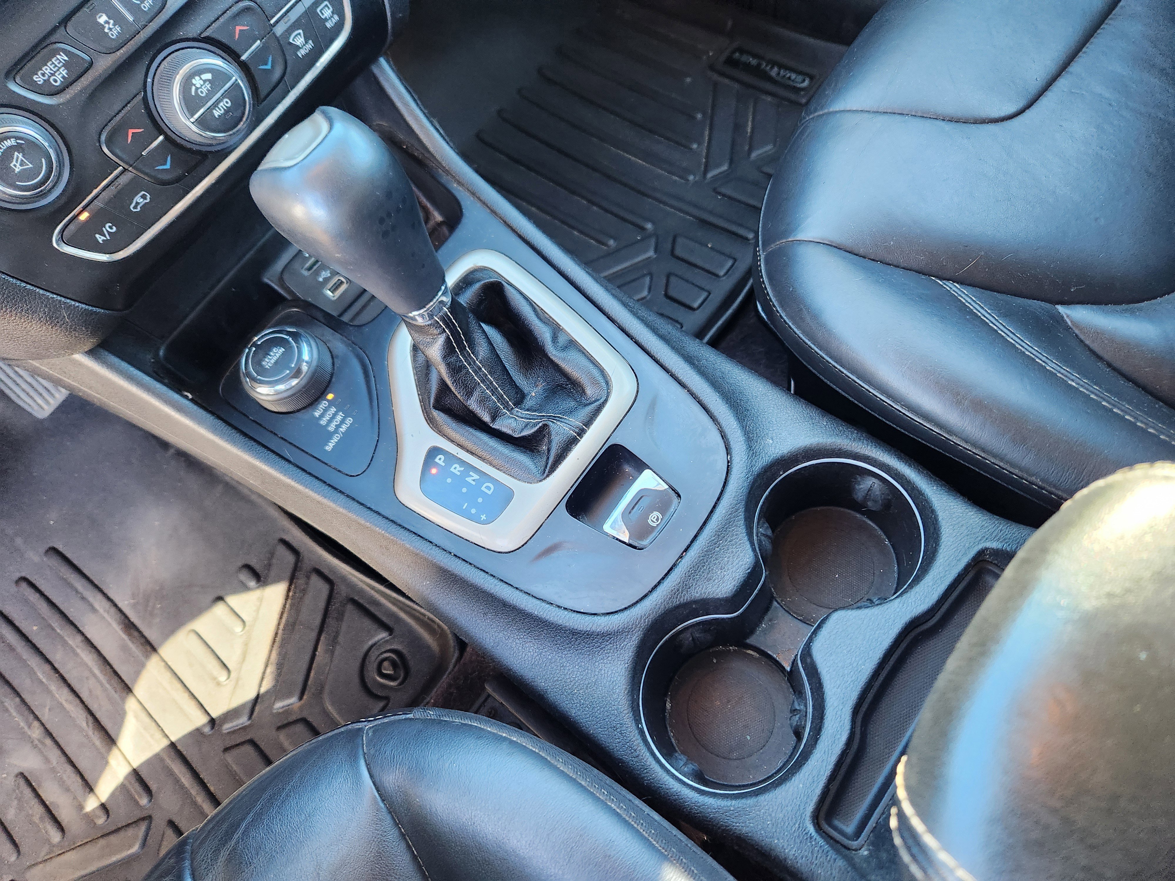 Used 2016 Jeep Cherokee Limited w/ Luxury Group image 17