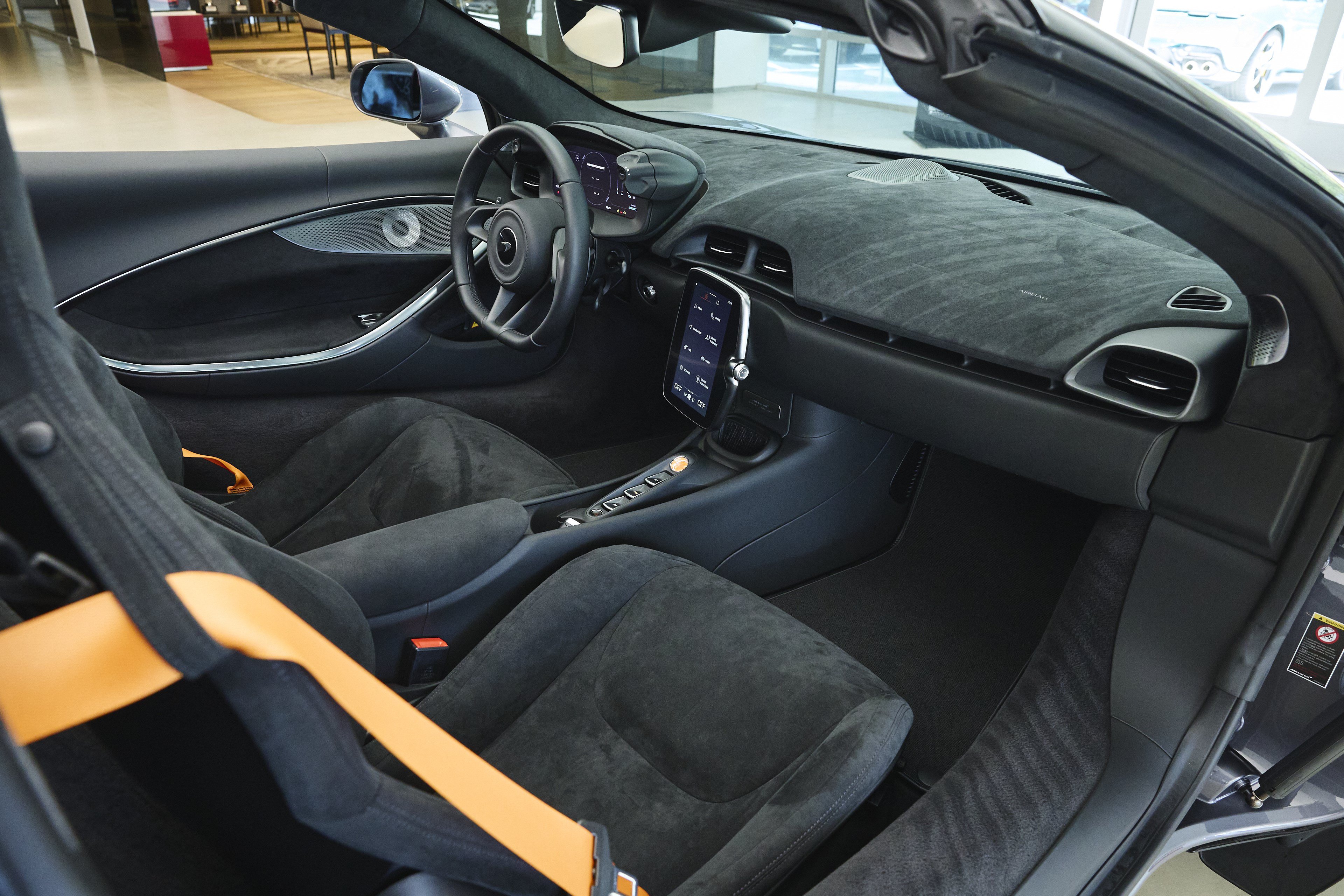 Used 2025 McLaren Artura Spider RWD image 9