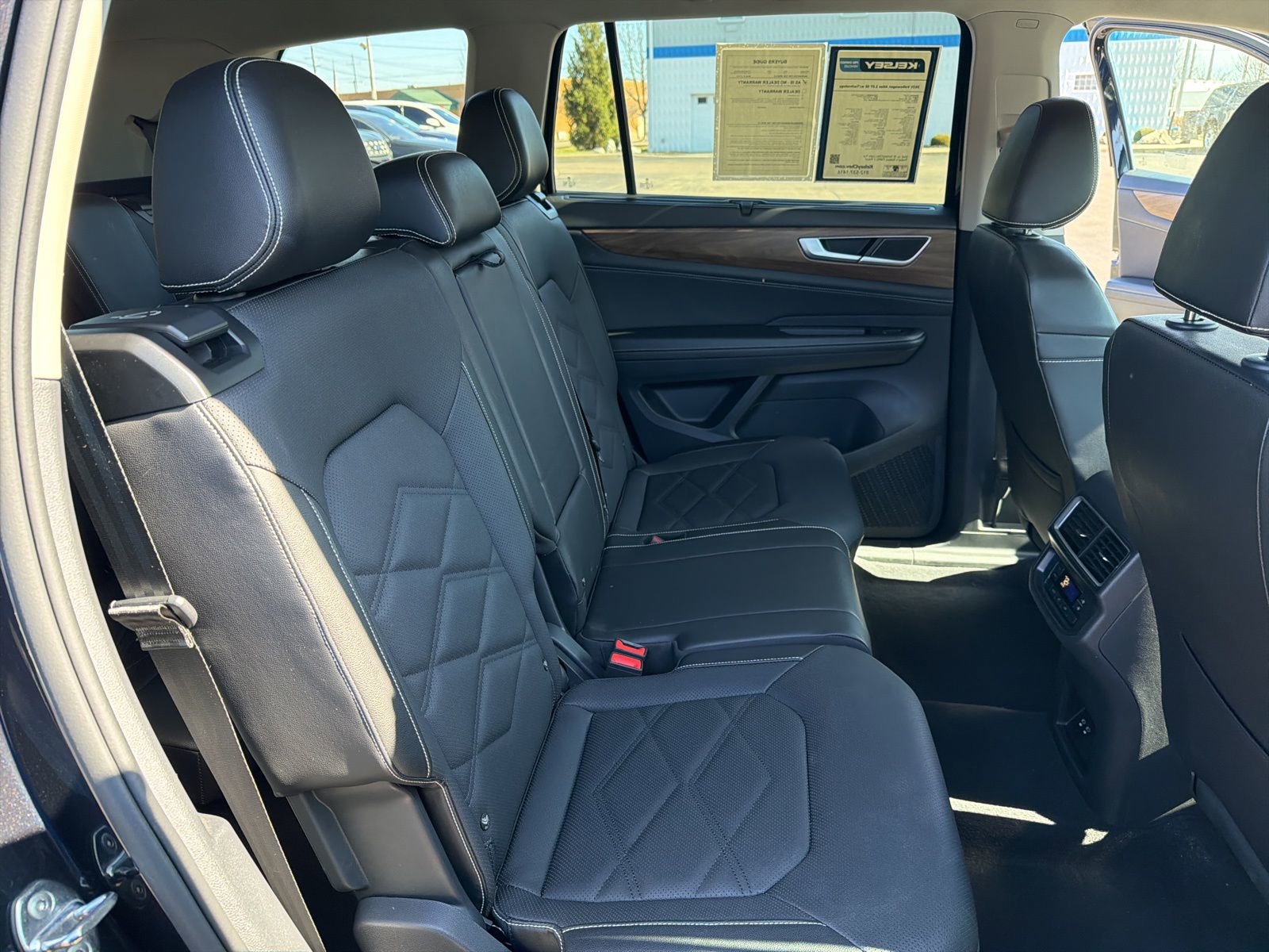Used 2025 Volkswagen Atlas SE AWD/4WD image 26