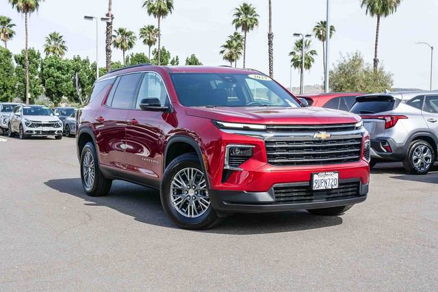 Used 2025 Chevrolet Traverse LT image 2