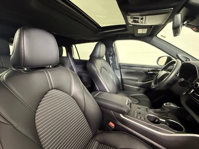 Used 2024 Toyota Highlander XSE FWD image 32