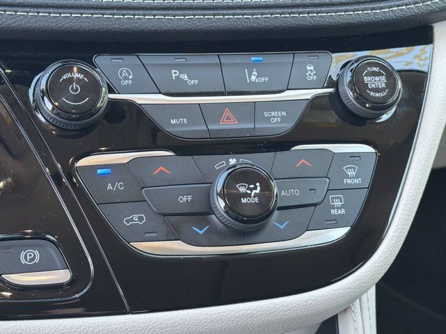 Certified 2024 Chrysler Pacifica Limited FWD image 36