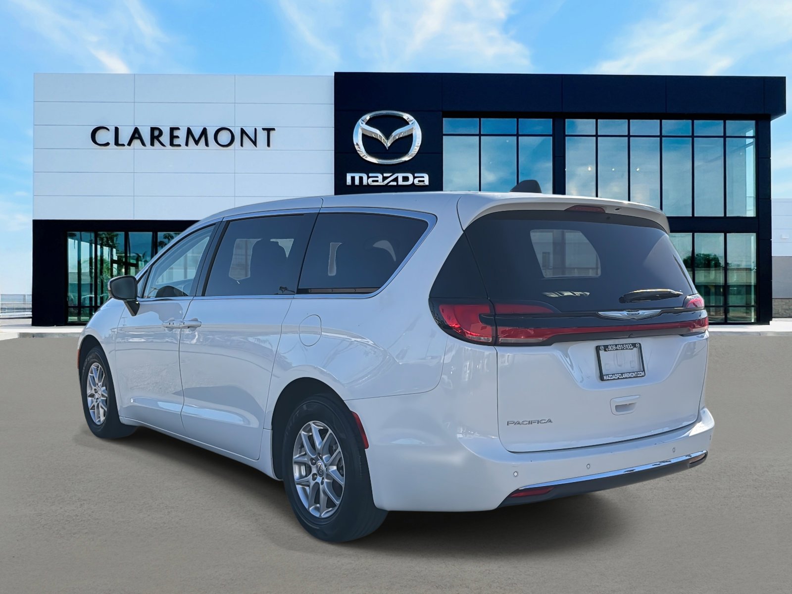 Used 2023 Chrysler Pacifica Touring-L image 6