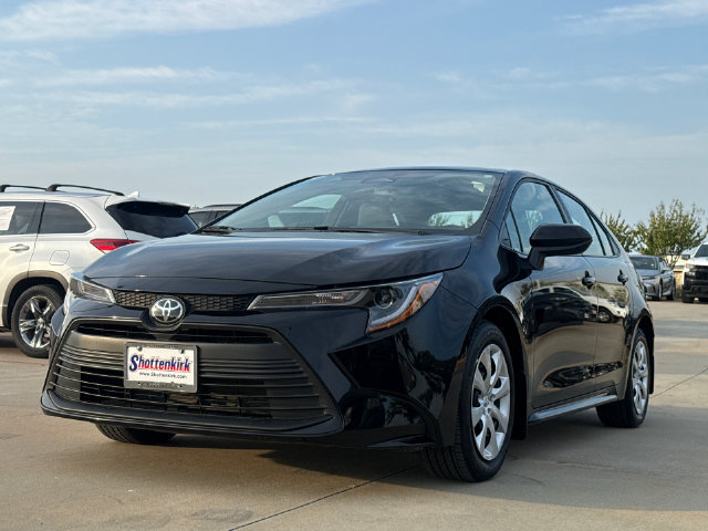 Used 2025 Toyota Corolla LE FWD image 3