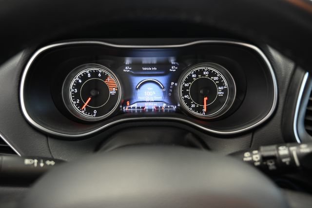Used 2022 Jeep Cherokee Trailhawk AWD/4WD image 29