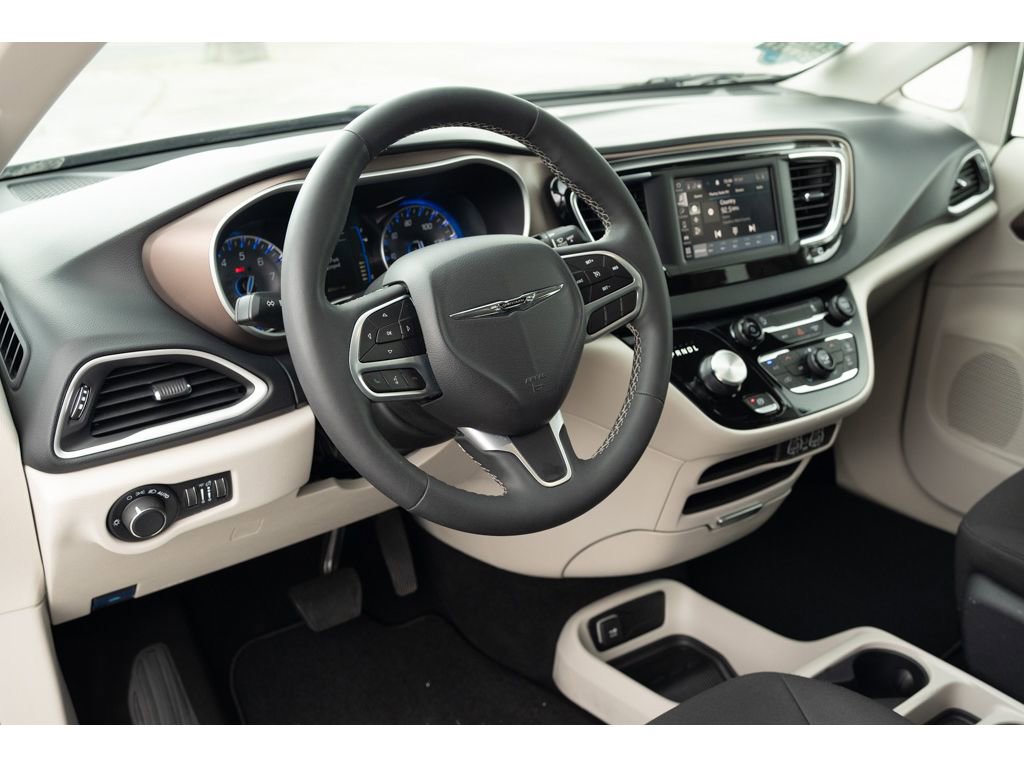 Used 2023 Chrysler Voyager LX image 11